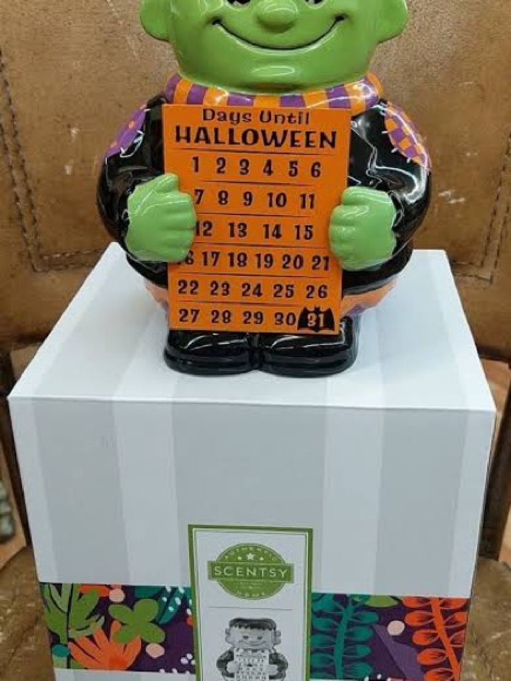NEW IN BOX Scentsy Green Troll Halloween Countdown with Orange Plaque